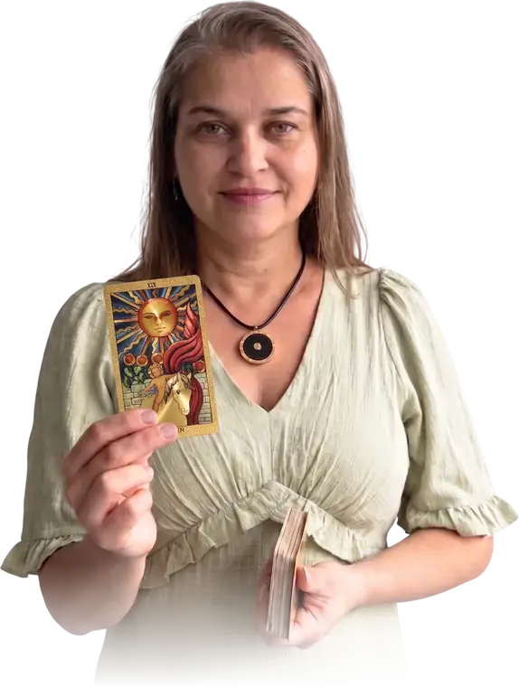 Polly Liuti segurando uma carta de tarot